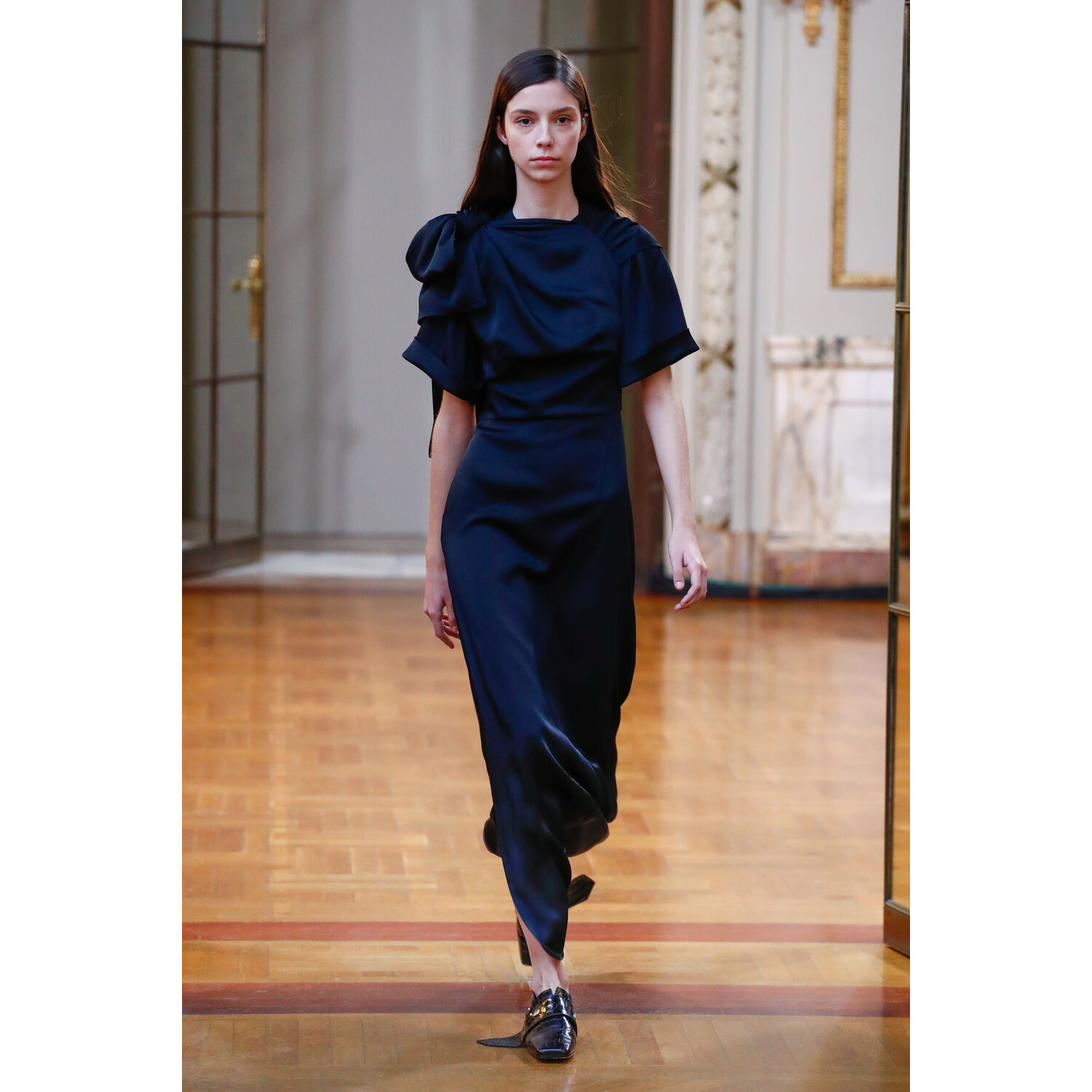 Фото Victoria Beckham Fall 2018 Ready-to-Wear Виктория Бекхэм осень зима 2018 коллекция неделя моды в Нью Йорке Mainstyles